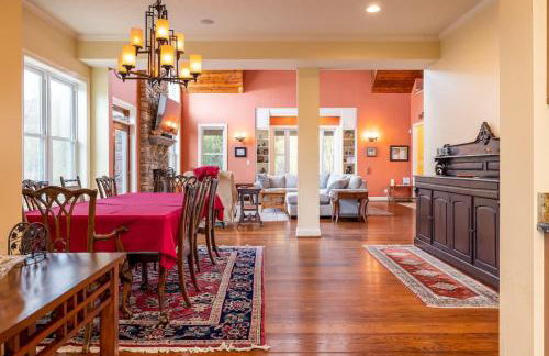 Riverbend Lodge Spacious Riverfront Home with Hot Tub Pool & Mountain view - Foto 26