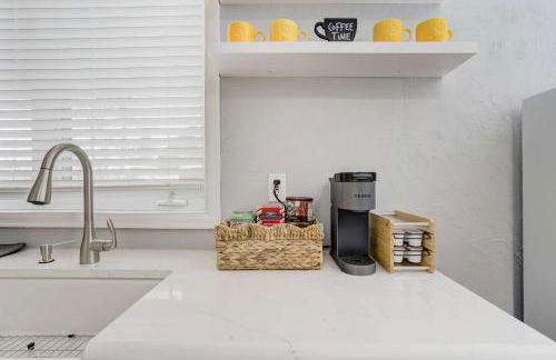 Indigo Cove Modern Studio near Historic Uptown - Foto 21