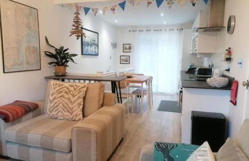 Two Sails Brixham - Spacious modern family seaside home - parking - wood-burner - dog friendly - Photo 15