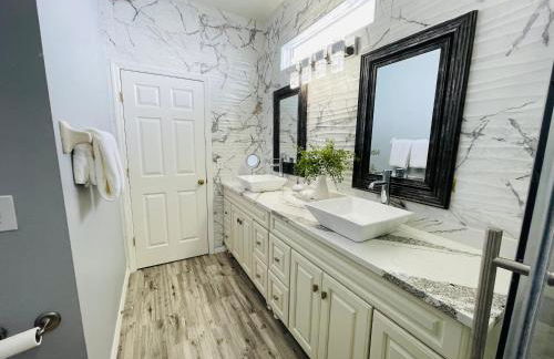 Paradise Heated Pool Home Near IMG and Siesta Key Beach - Photo 18