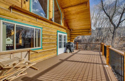 Deck and Pond Views! 2-Acre, Woodsy Rocky Mtn Haven - Foto 4
