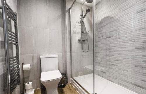 25 Breakwaters - Beach Hut is Included with this Pet Friendly Lux Apartment with Balcony, Stunning Sea Views over to Culver Cliffs & Free Parking - Photo 18