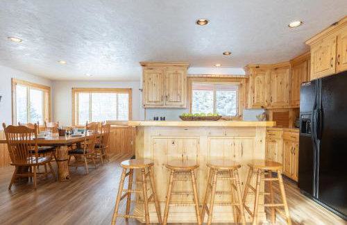 Chester Currents by KABINO Riverfront on Henrys Fork Air Conditioning Boat Launch Foosball Pool Table Huge Yard Garage WIFI - Foto 10