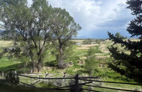 Charming Riverfront Guest House with Deck Overlooking Madison River, Near Ennis, Montana - Foto 10