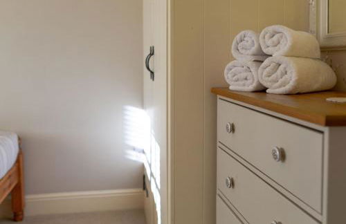 Jasmine Cottage - 2 Bedroom in Heart of Bourton! - Photo 12