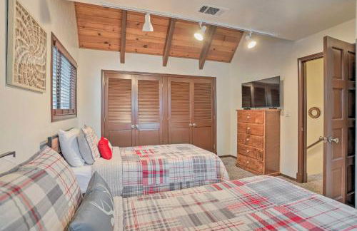 Woodsy Twin Peaks Getaway with Hot Tub and Views! - Foto 25