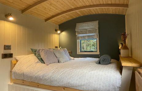 Cornwall Shepherds Hut - Hot Tub & Cosy Log Burner - Photo 12