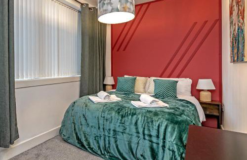 PRIME City Centre Location, THE JUKE BOX SUITE, Secure Gated FREE Parking Space, Unique STYLISH Apartment, AIR CONDITIONING & Two Bathrooms - Photo 27