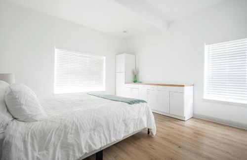 Modern retreat w/ stunning views & hot tub - Photo 40