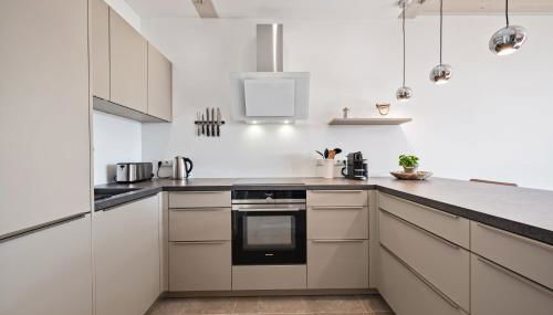 GUT KLETKAMP "Mühlenhof 4" - Ruhige Ferienwohnung mit 3 Schlafzimmern I Terrasse mit See- & Naturblick I Gemeinschaftsgarten I 15 Min zur Ostsee I Küche I Parkplatz I Waschmaschine I WLAN - Foto 4, stove, dishwasher, toaster