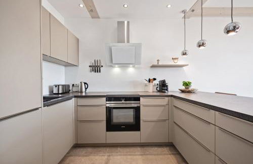 GUT KLETKAMP "Mühlenhof 4" - Ruhige Ferienwohnung mit 3 Schlafzimmern I Terrasse mit See- & Naturblick I Gemeinschaftsgarten I 15 Min zur Ostsee I Küche I Parkplatz I Waschmaschine I WLAN - Foto 4