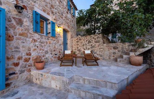 3 Bedroom Stunning Home In Zarace - Photo 10