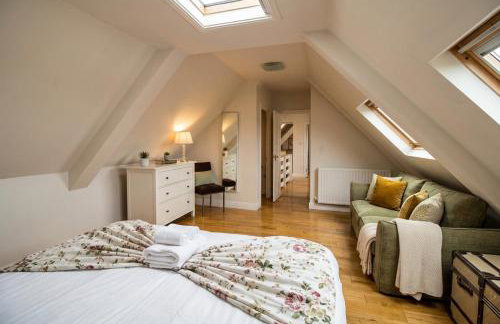 Bamburgh - Sleeps 8 - 3 Bedrooms 2 Bathrooms - Secure Garden - Dogs Stay For Free - Stunning Beach Walks and Views - Log Fire - Outdoor Seating and Eating - Off Street Parking - Quiet Rural Location - Fast Wifi - Foto 14