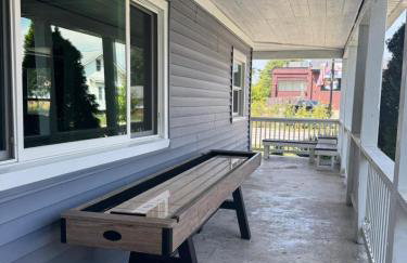 Downtown Whitestown with King Suite and Pool - Foto 28