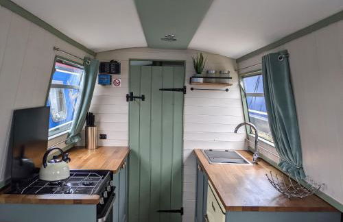 Mini Escape - 2 Berth Narrowboat on the Grand Union, Hertfordshire - Photo 1