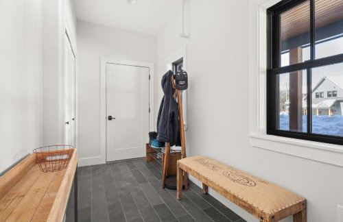 New & Modern Townhouse Close to Skiing, Brand New Hot Tub - Photo 28