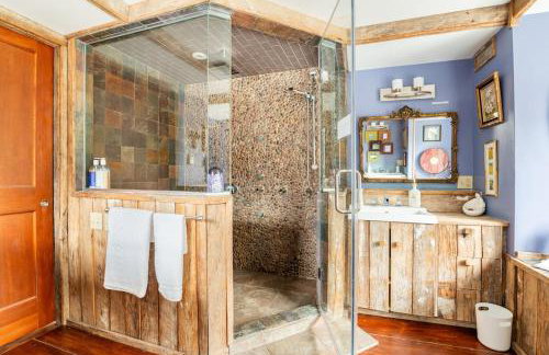 Luxurious sky loft with giant soaker tub, steam room, views - Foto 30