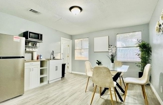 Tranquil Retreat King Bed Office Patio - Foto 7