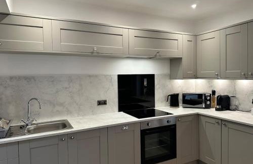 Luxury Pet Friendly 3 Bedroom Home with Copper Bath - Photo 14