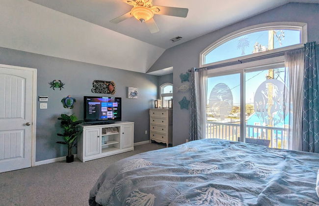 Waves 'n Wooder by Avantstay Swimspa + Game Room, Walk to Beach - Foto 17