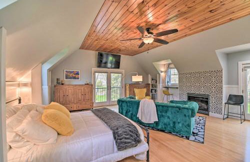 Stylish Studio with Fireplace about 3 Mi From Dtwn! - Foto 1