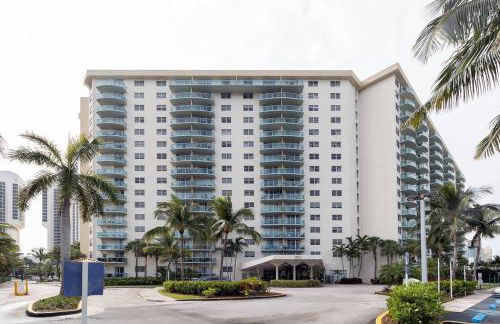 Stunning & Spacious Resort-Style Condo Across From Beach! - Foto 26