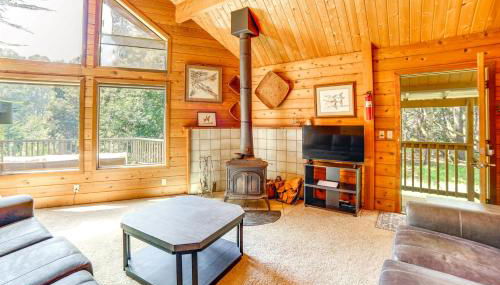 Hot Tub, 1 Mi to Beach 12-Acre Fort Bragg Cabin! - Foto 4