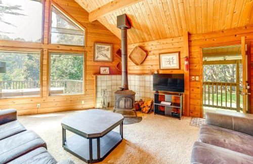 Hot Tub, 1 Mi to Beach 12-Acre Fort Bragg Cabin! - Foto 4
