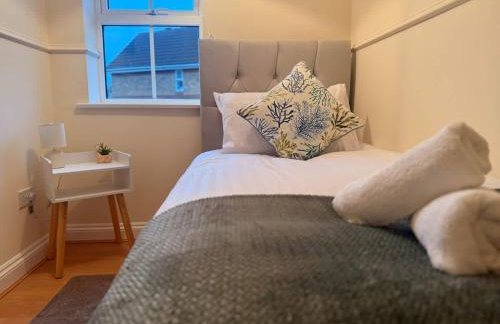 Ivy House - 3-Bed, Sleeps 4, Parking, WiFi, Contractors - Foto 3