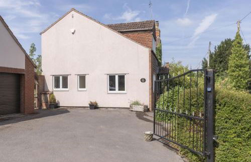 Peaceful 3-Bed Cottage in Eastington, near Stonehouse - Photo 4