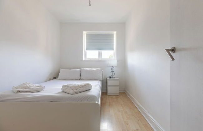 Skyline Haven Modern 2BR w/ Free Parking & 4kTV - Photo 9