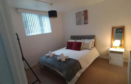 Leeson House in Harborne, Birmingham near Botanical Gardens, Queen Elizabeth Hospital, Birmingham University, Utilita Arena, Edgbaston Cricket Ground, Cadbury World and the Midland Art Centre, with free parking - Photo 1