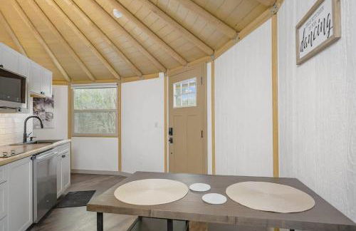 Ophelia Luxury Yurt-Cabin - Canyon Lake - Hot Tub - Foto 4