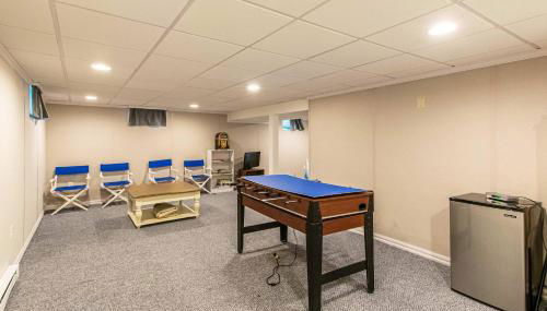 Spacious Home w Finished Game Room - Foto 5