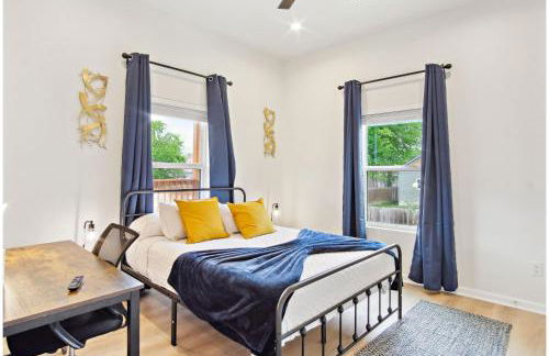 3BR-2BA Cityscape Haven with Panoramic Tower View - Foto 16