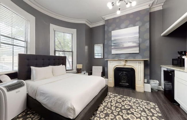 Premier Suites - Bay Village - Photo 11