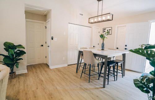 City Retreat - 4 Bedroom Oasis with King & Private Yard near Downtown - Foto 29