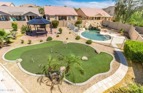Heated Pool • Mini Golf • Huge Backyard • King Bed - Foto 1