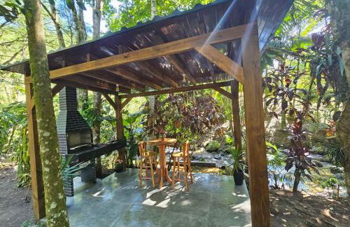 Um chalé e um riacho no meio da natureza - Foto 9