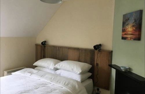 Cosy Arts & Crafts Cottage with stunning views - Photo 9