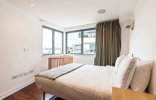 Modern Haven With Terrace View & Urban Charm - Foto 8