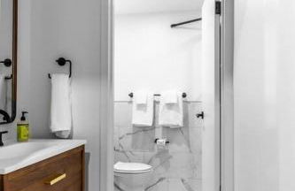 King Bed, The Phenix Historic Hotel, Spacious, Room # 406 - Foto 10