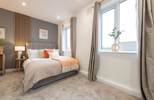 Spacious Modern 2BR - Parking - Workspace Area, Ideal for Contractors & Long Stays - NordStay - Foto 28