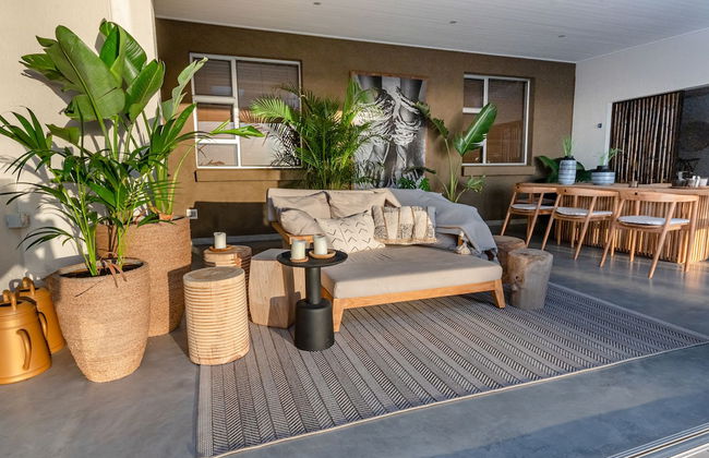 Relax in Style at This Stunning Villa in Camps Bay, Cape Town - Photo 23