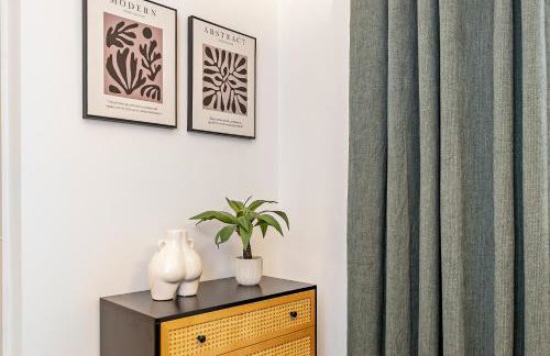 PRIME City Centre Location, THE JUKE BOX SUITE, Secure Gated FREE Parking Space, Unique STYLISH Apartment, AIR CONDITIONING & Two Bathrooms - Photo 34