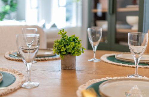 Adorable Dog Friendly Home with Fenced Yard, Office, STEPS to Canal & Hospital! - Foto 44