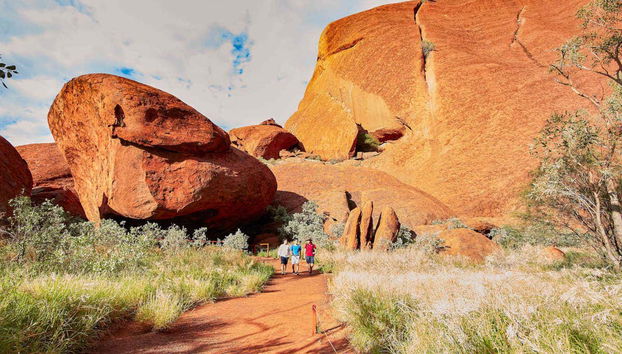 Passeggiando vicino all'Uluru