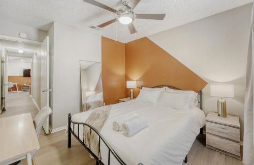 Modern City Getaway 2B - Sleeps 6 - Pool, Prkg - Foto 17