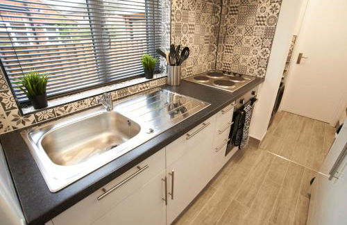 Doctors lane Stylish 3 Bedroom contractor Family House with Parking - Photo 27