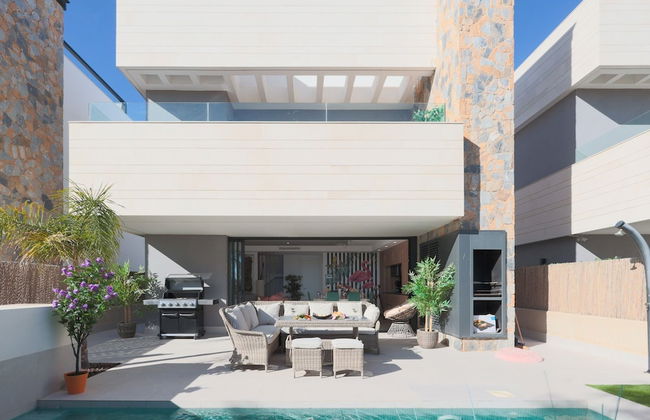 4 Bed Villa - Sleeps 8 - Pool - Garden - Parking - Foto 1